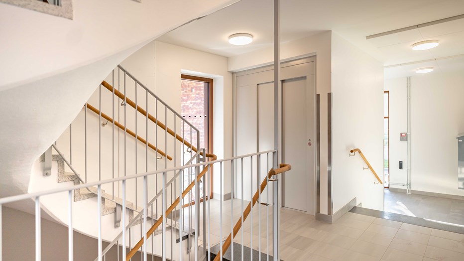 Kvarteret Sjösättningen med ett av sina stora och ljusa trapphus. Bild inifrån från trapphuset som är i ljusa färger