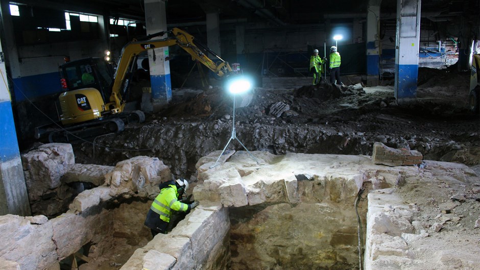 Stockholm består till stora delar av fornlämningar. På Slussenbygget i Stockholm jobbar arkeologer med att dokumentera historiska fynd, som Christopher Polhems sluss från 1755. Foto: Arkeologikonsult