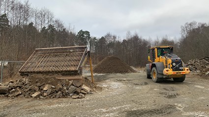 Schaktmassor har hanterats lokalt genom sortering, återanvändning och transport av överskott till godkända lokala tippar.