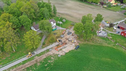 Skanska har fått i uppdrag av Alingsås kommun att bygga ut kommunalt vatten och avlopp till omkring hundra fastigheter i Västra Bodarna.