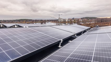 Fastighetens el kommer från takmonterade solceller.