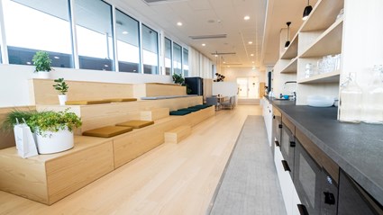 Utöver ambitiösa energikrav används bara hållbara material och kemikalier samt att avfallet som inte sorteras eller återanvänds minimeras.