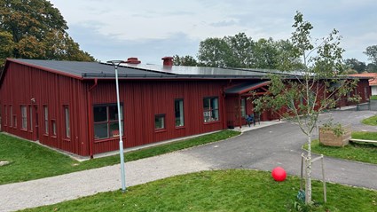 På taket har förskolan försetts med solceller.