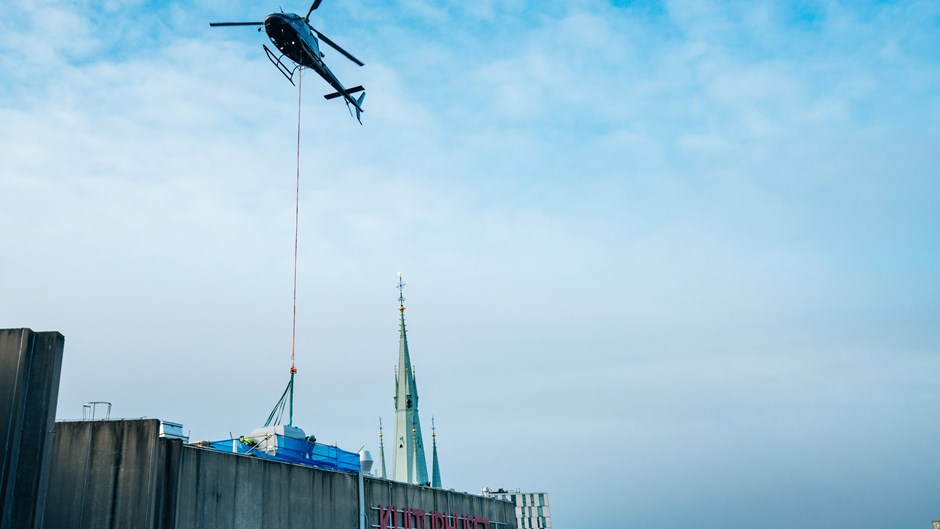 Området är känsligt och utmanande att etablera kranar på, därför togs beslutet om ett helikopterlyft.