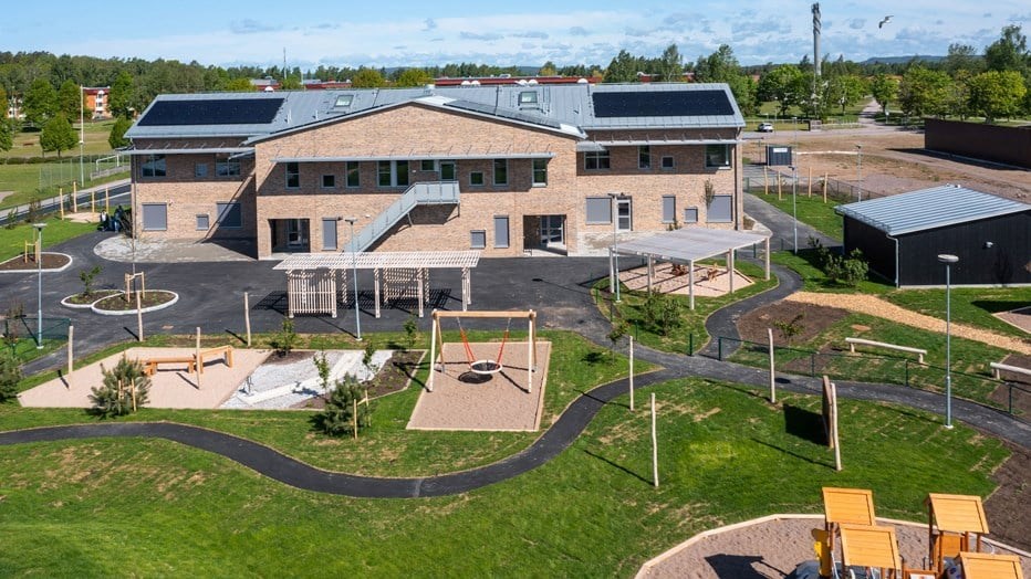 En översiktsbild på den färdigbyggda förskolan i Råssnäs, Motala. 