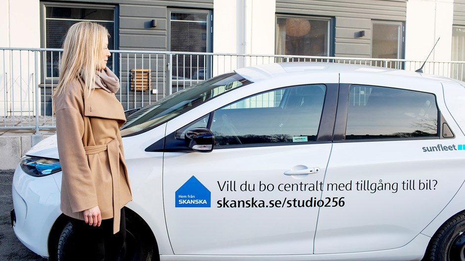 Boende som vill ta sig längre sträckor för att exempelvis hälsa på någon eller göra inköp kan därför boka en elbil i kvarterets bilpool. Studio 256 Krokslätt, Göteborg.