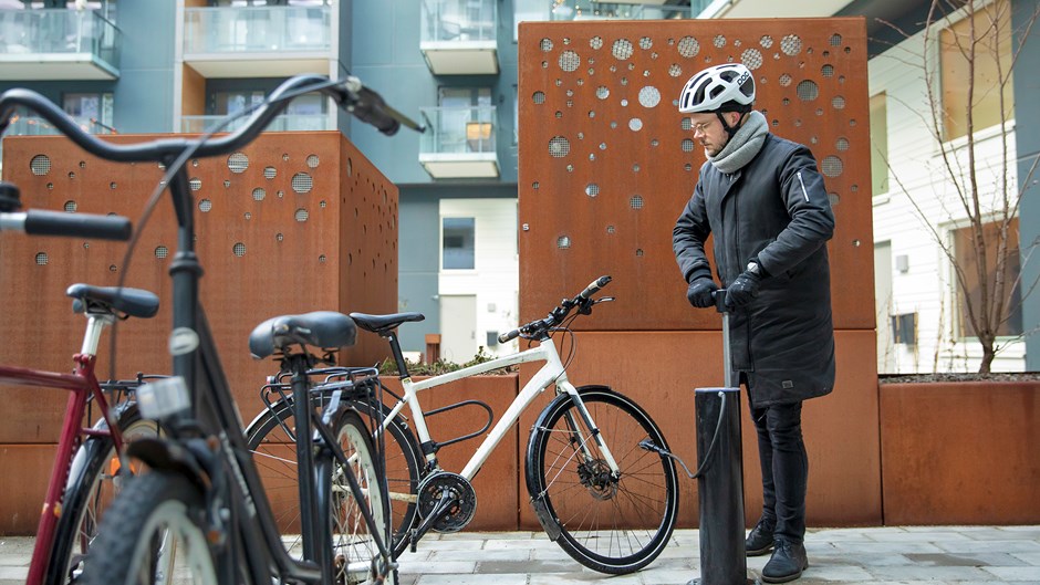 Skanska har anpassat hela kvarteret med praktiska lösningar som smart cykelparkering i garaget och gemensam cykelverkstad med verktyg, mekställ och cykeltvätt. På gården finns cykelpump och avspolningsplats.
