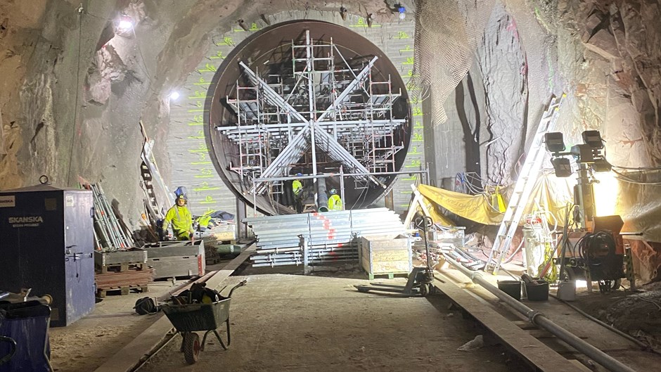 Befintlig tunnel under dammen ska öppnas.