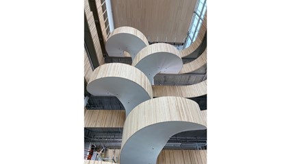 I det öppna atriumet finns en specialutformad trappa som byggs för att gynna kommunikation och rörelse. Foto Staffan Andersson