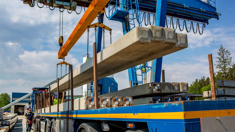 Betongpålar lastas ut till byggen runt om i Sverige. Genom sin fabrik för betongpålar och metallbeslag kan Skanska garantera kvaliteten på grundläggningen som kan gå mer än 50 meter ner i marken. Foto: Emelie Asplund