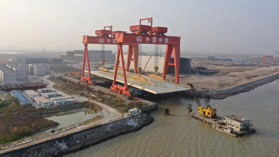 I Zhongshans hamn lyftes den färdiga bron över till två pontoner med hjälp av två traverskranar som tar 2000 ton vardera. Bildkälla: Foster + Partners Perry lp