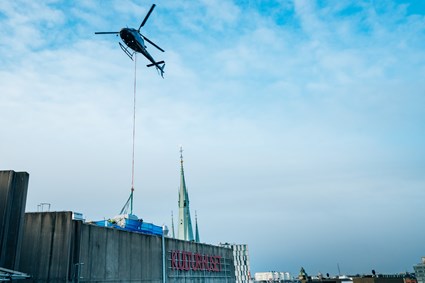 Området är känsligt och utmanande att etablera kranar på, därför togs beslutet om ett helikopterlyft.