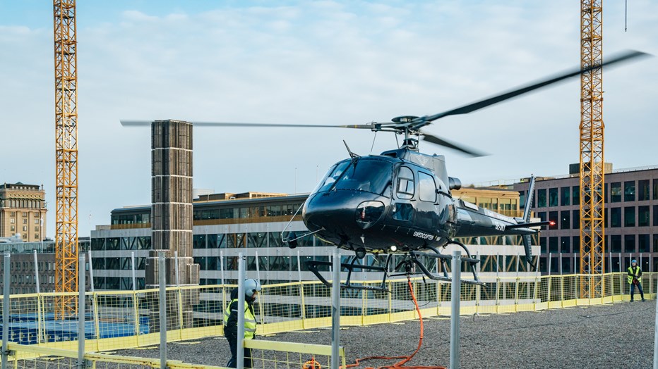 ”Om något hade gått fel, eller om arbetet skulle uppfattas som osäkert, hade lyftet avbrutits. Vi kompromissar aldrig med säkerheten” säger Benjamin Lindén, arbetsledare för logistik och hjärnan bakom helikopterlyftet och som befann sig uppe på taket under hela tiden. ”Om något hade gått fel, eller om arbetet skulle uppfattas som osäkert, hade lyftet avbrutits. Vi kompromissar aldrig med säkerheten” säger Benjamin Lindén, arbetsledare för logistik och hjärnan bakom helikopterlyftet och som befann sig uppe på taket under hela tiden.