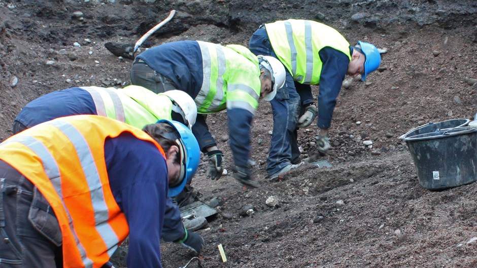 Arbetslag gräver bort det så kallade Vasagruset som är från Gustav Vasas tid.