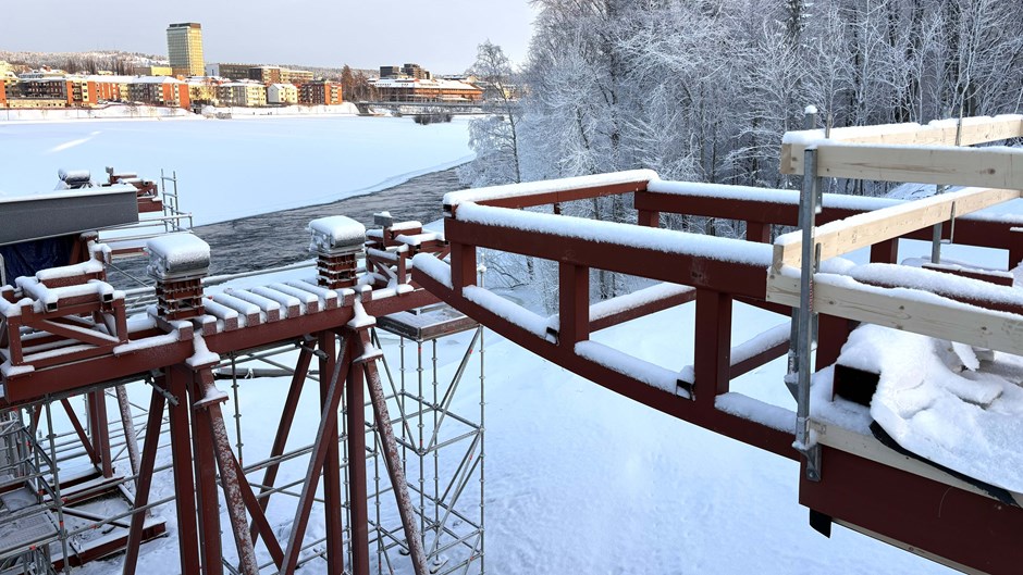 Karlgårdsbron Skellefetå På toppen av de temporära brostöden sitter specialtillverkade lanseringslager
