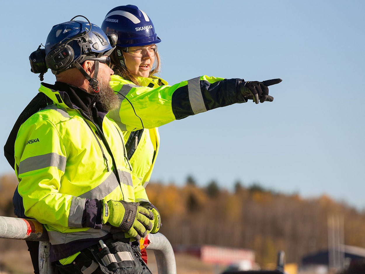 Två personer går igenom ett arbetsmoment tillsammans med en lärling