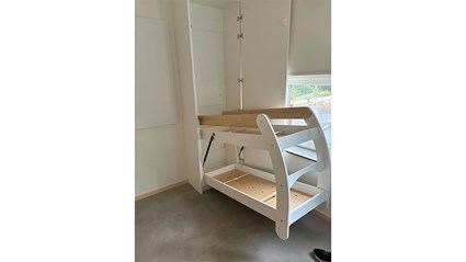 Nybble förskola har försetts med en särskild avdelning för nattis, där det finns möjlighet att ta emot barn över natten. Sängskåp har installeras för att optimera utrymmet och skapa en trivsam sovmiljö.