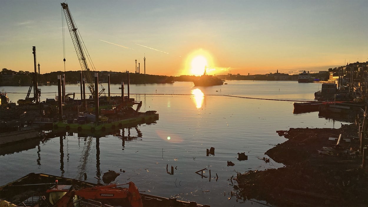 Solen går upp över vårt projekt Slussen och pontonerna vid kajkanten mot Saltjsön, Stockholm.