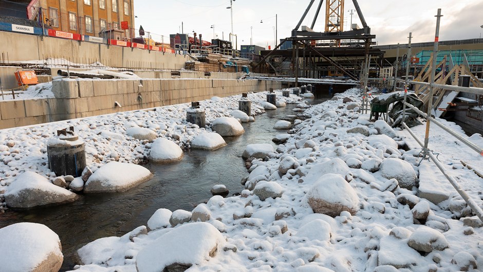 Snöiga stenblock ramar in nya fiskvandringsleden i Slussen.