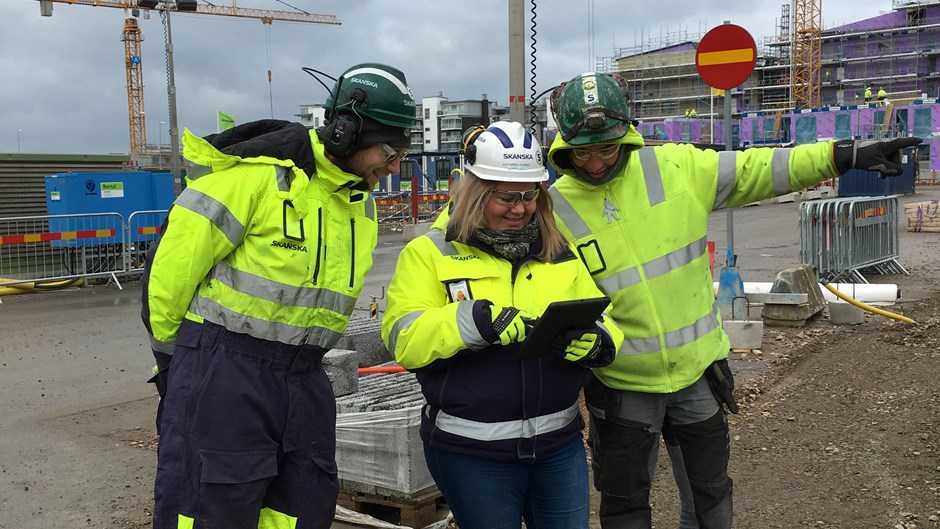 ”Samordning och kommunikation är a och o. Vi försöker involvera alla i ett tidigt skede och lösa saker – tillsammans. Vi hjälper varandra. För alla är beroende av att få leveranserna så att bygget inte avstannar" , säger Katarina Aarnio.