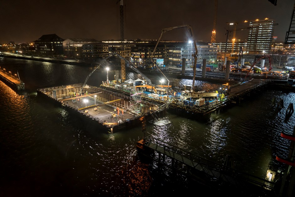 Bit för bit reser sig Hisingsbron ur Göta Älv. Den är ett komplext projekt med flera viktiga funktioner. Hisingsbron, Göteborg.