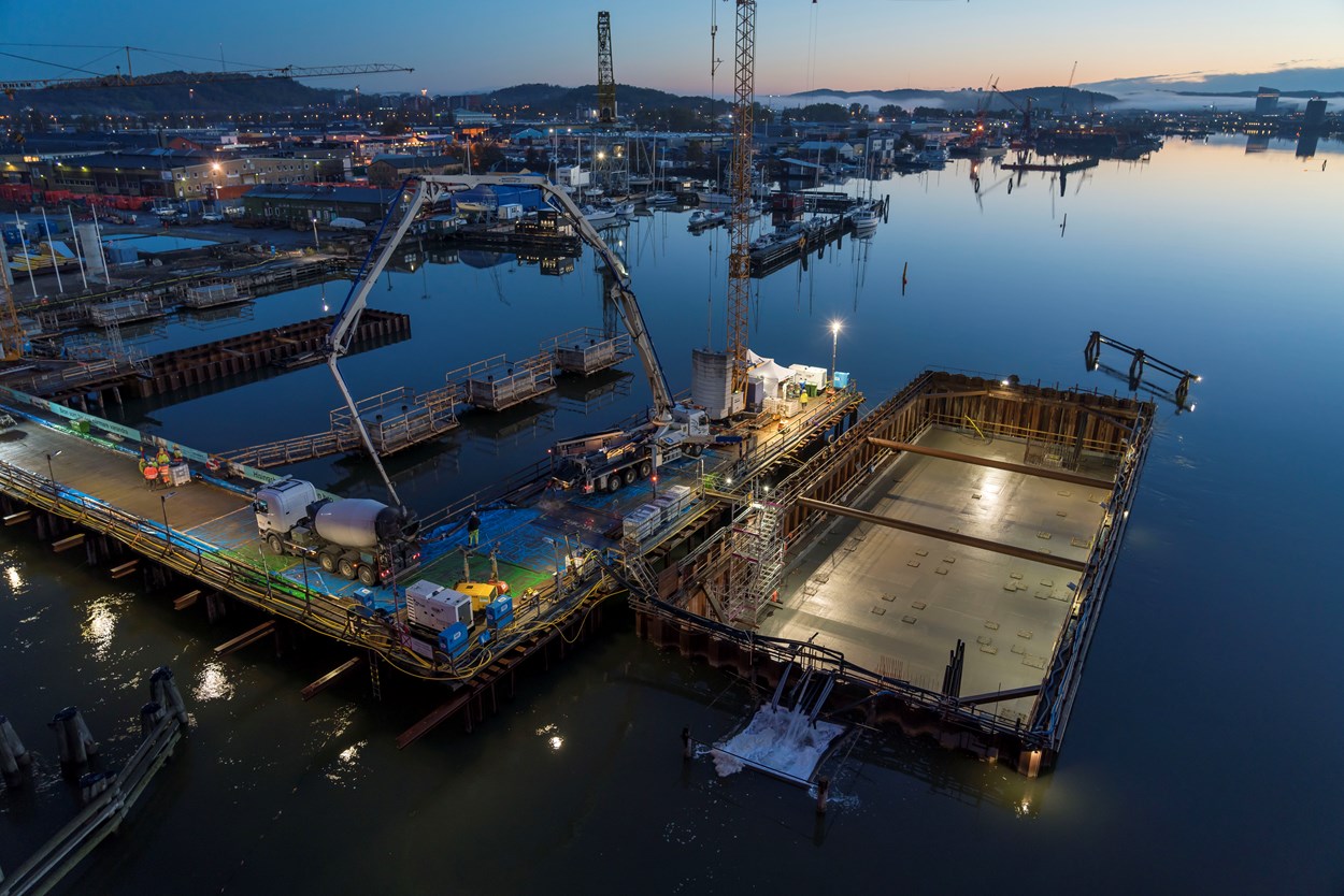 Bit för bit reser sig Hisingsbron ur Göta Älv. Den är ett komplext projekt med flera viktiga funktioner. Hisingsbron, Göteborg.