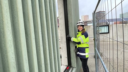 Skanska-medarbetare inspekterar en fönstermodell