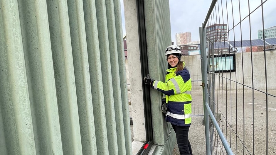 Skanska-medarbetare inspekterar en fönstermodell