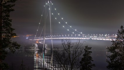 De två huvudkablarna består av 12 000 parallella trådar och spännvidden mellan pylonerna är 1 210 meter.