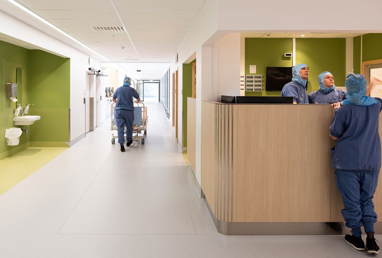 Karolinska Huddinge O-huset interiör personal vid reception