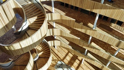 Fastighetens öppna atrium med en specialutformad trappa som byggs för att gynna kommunikation och rörelse.  Foto Simon Eriksson, Skanska