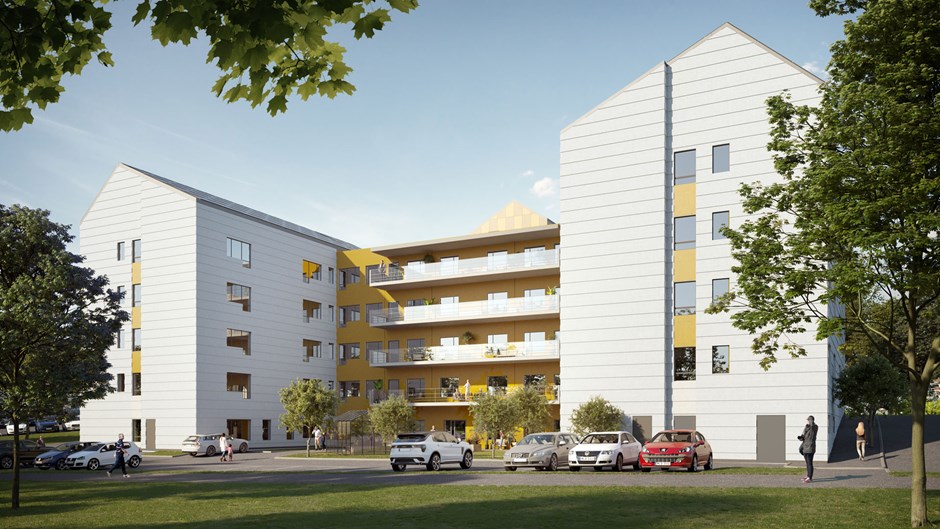 Lägenheter i byggnad med fyra våningar. Vit fasad på flyglarna med gula balkonger i mitten. Gård med träd, gräsmatta samt en bilparkering
