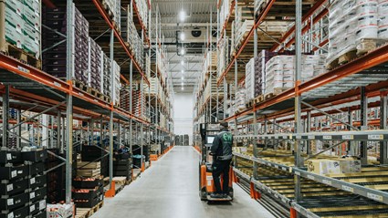 I anläggningen samlas flera verksamhetsområden inom inköp, produktutveckling, förädling, produktion, paketering, lager och distribution. Foto: Samuel Uneus