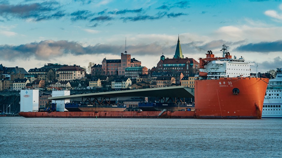 Tusentals stockholmare tog emot historiska bron när den anlände till Stockholm.