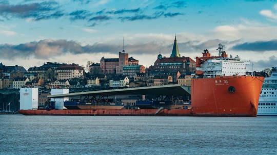 Tusentals stockholmare tog emot historiska bron när den anlände till Stockholm.