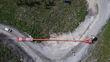 Vägarna behöver möjliggöra för långa transporter. Här testkörs vägen inför en kommande vingtransport.