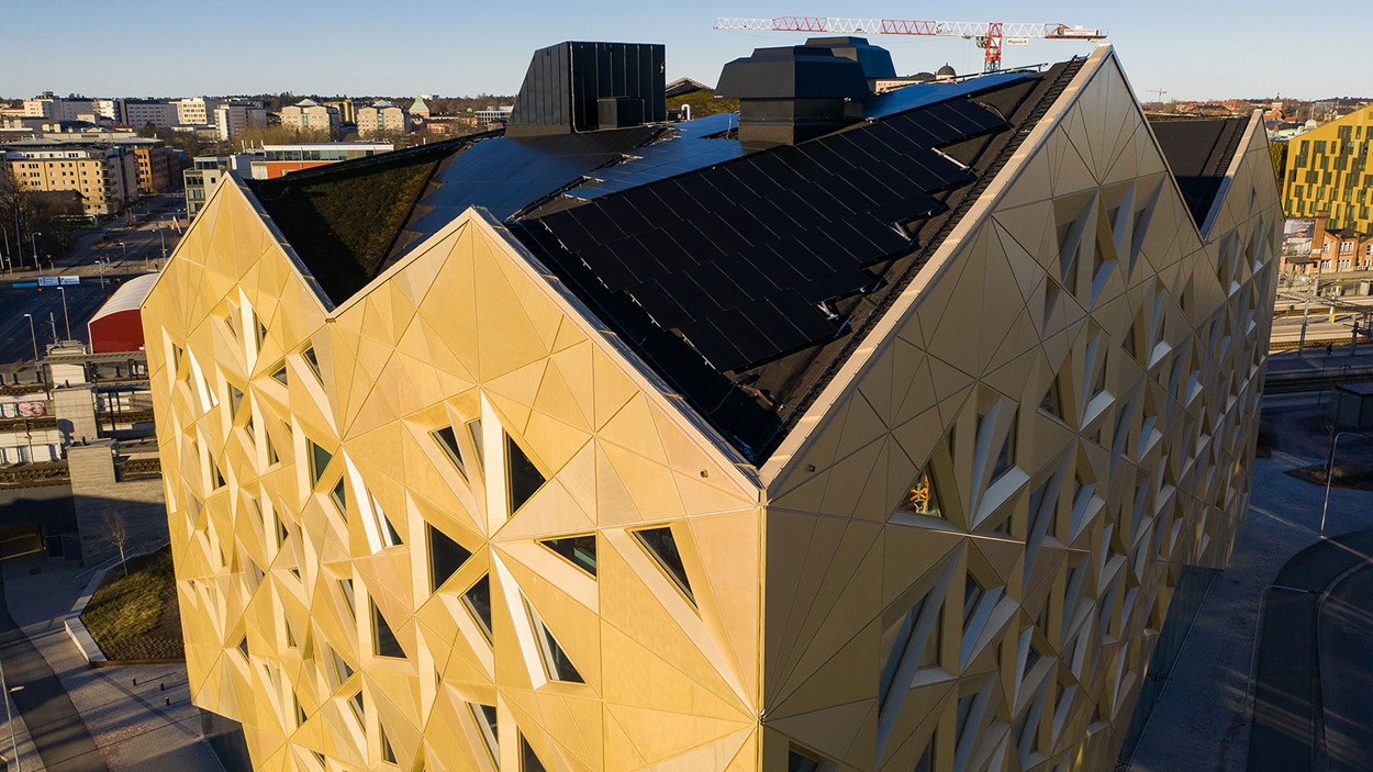 Juvelen kontor med ädelstensliknande fasad i Uppsala