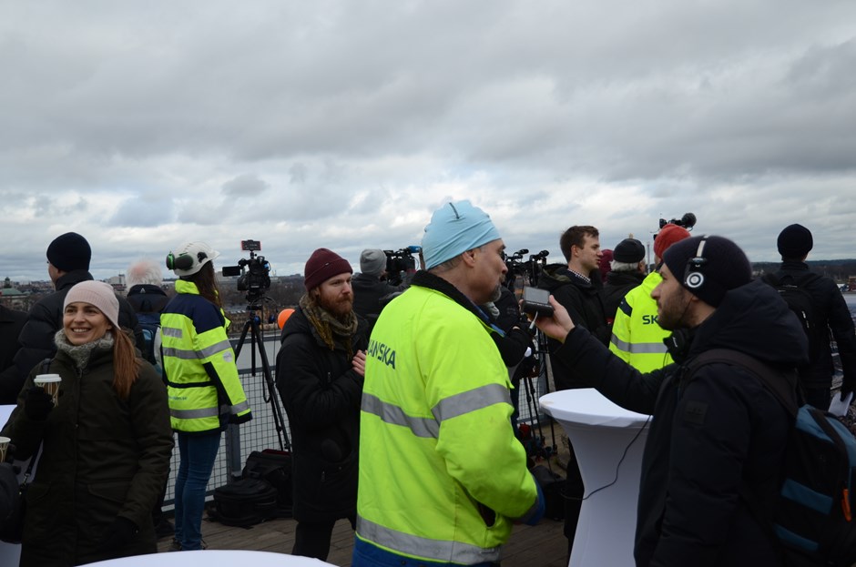 Mats Strindevall svarar på frågor från riksmedia.