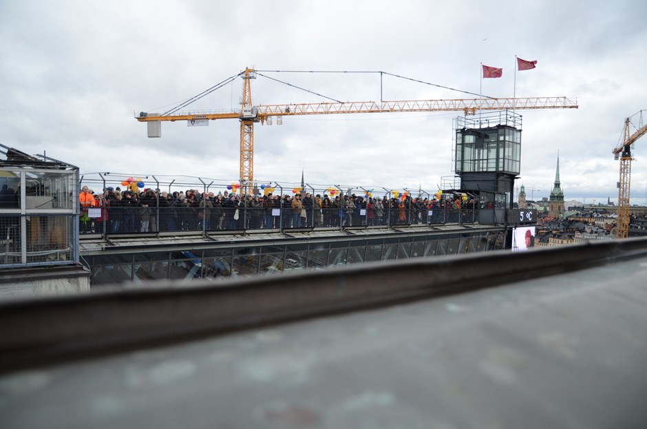 Nyfikna stockholmare, här på Gondolens gångbro.