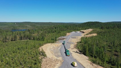 Det är viktigt att vägarna inte lutar eller har för tvära kurvor då de enorma vindkraftverken transporteras på dem.