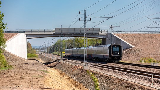 Tåg på nya dubbelspåret mellan Ängelholm och Maria.