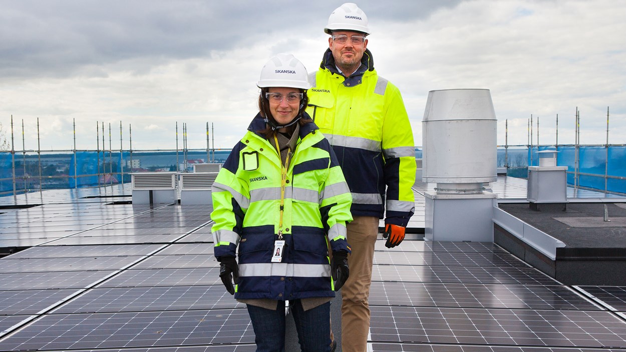 Elin Lundholm och Christer Persson bland solpanelerna på taket till det självförsörjande Omtankens hus.
