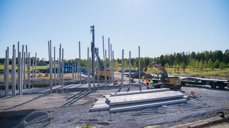 Skanska i partnering tillsammans med Bodens kommun bygger två kontorshus i tre våningar med en stor gemensam ljusgård, den totala ytan är 5 400 kvadratmeter.