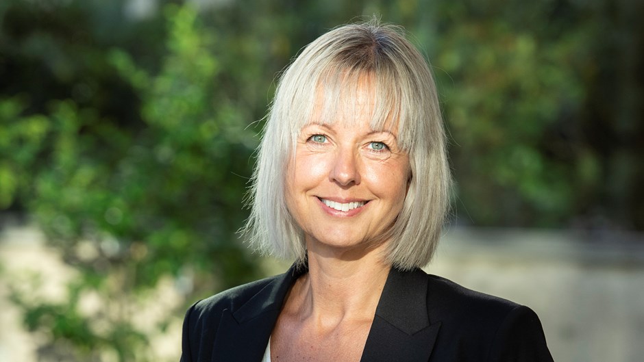 Blond kvinna i svart kavaj