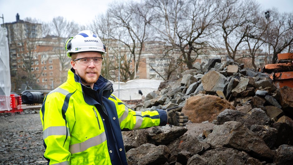 Erik Ruck pekar mot en av schaktmassorna i Lövholmen. 