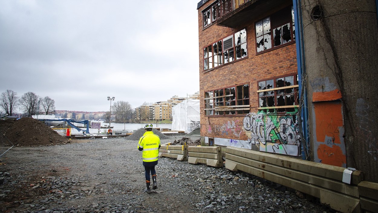 Sedan i höstas sanerar Skanska marken där Beckers gamla färgfabriker under nära hundra år hade sin tillverkning.