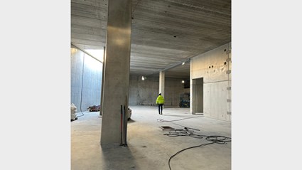 Garaget är i två våningar under marknivå.