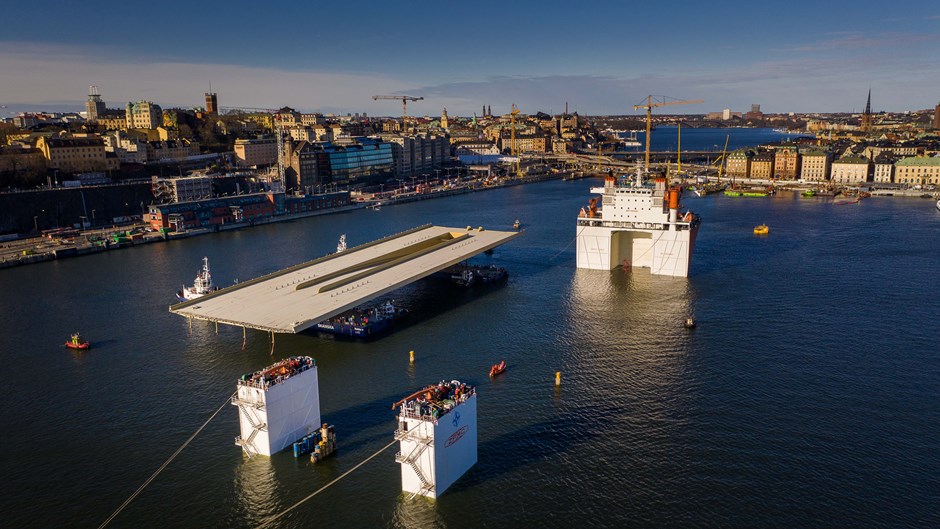 Nya slussenbron med Slussen och Gamla Stan i bakgrunden. 