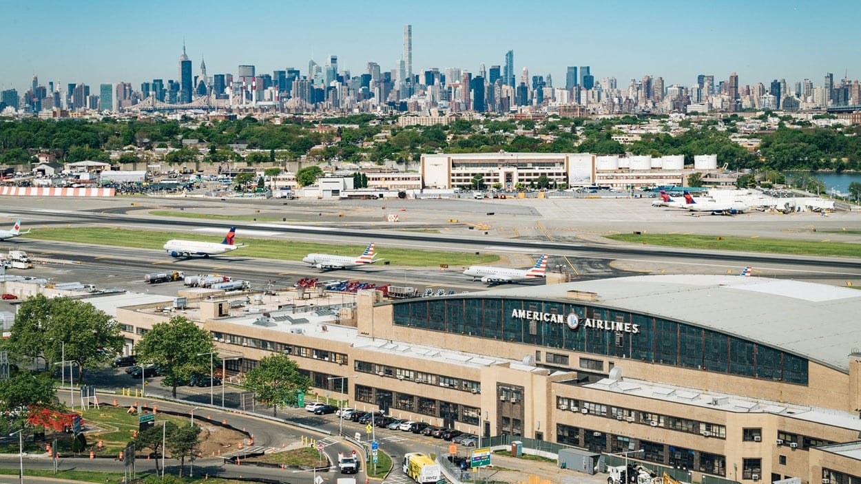 Den omfattande renoverinen av LaGuardia-flygplagsen i New York genomvörs som ett OPS-projekt.