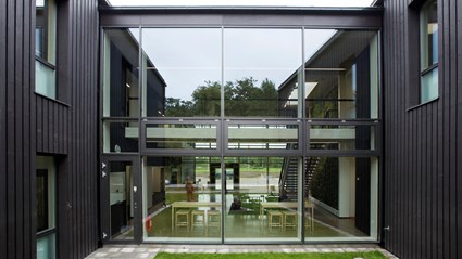 The glazed entrance building connects the two main office buildings.